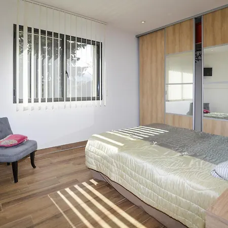 2 Bedroom Lovely In Σπίτι διακοπών *