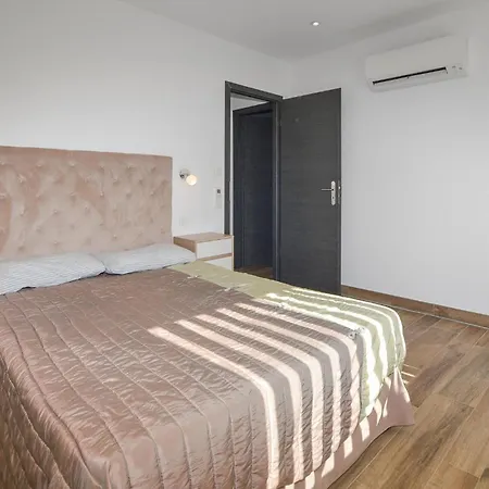 Stunning Home In Cervione With Wifi بيت للعطل *